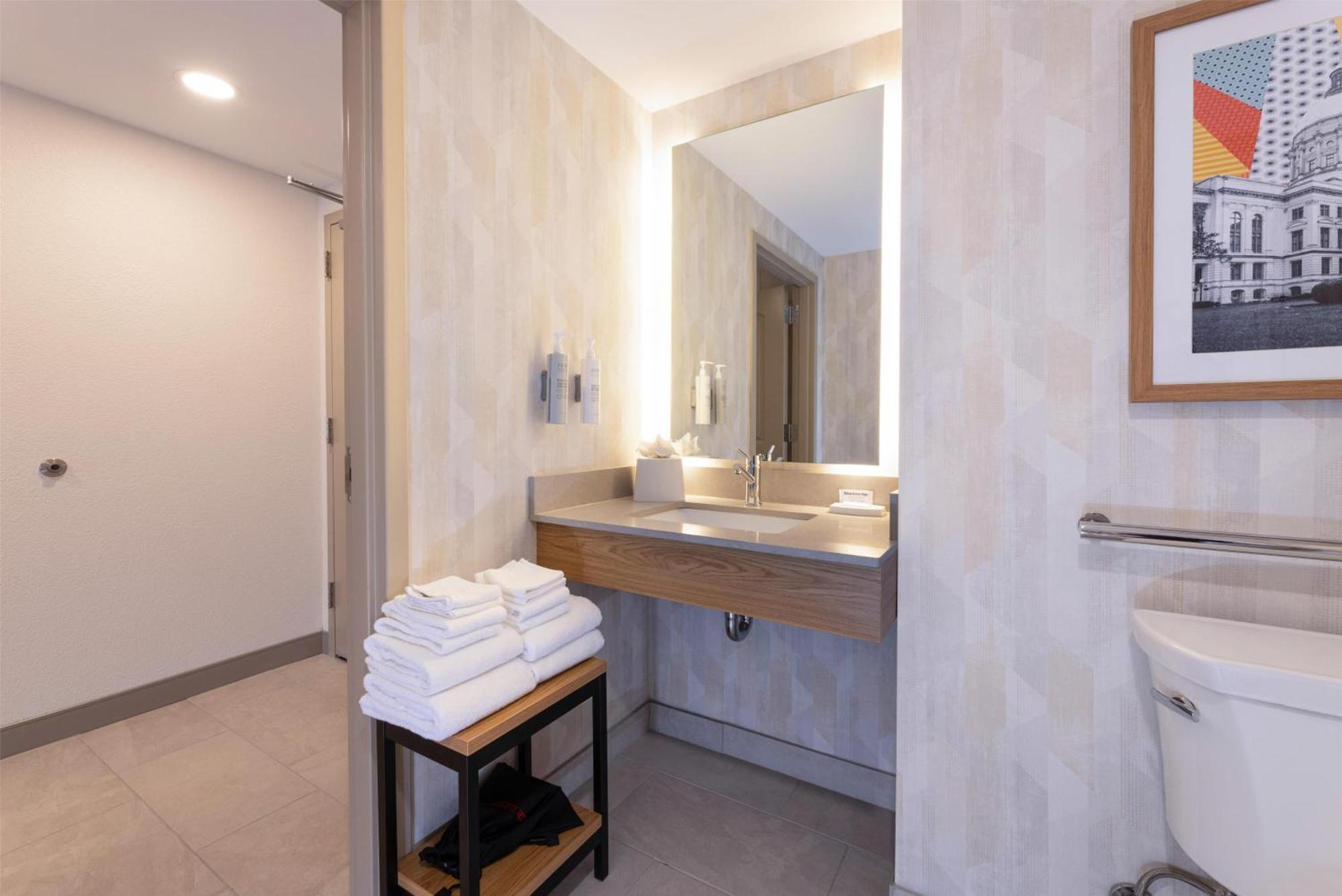 King Room with Roll-In Shower - Mobility and Hearing Access/Non-Smoking